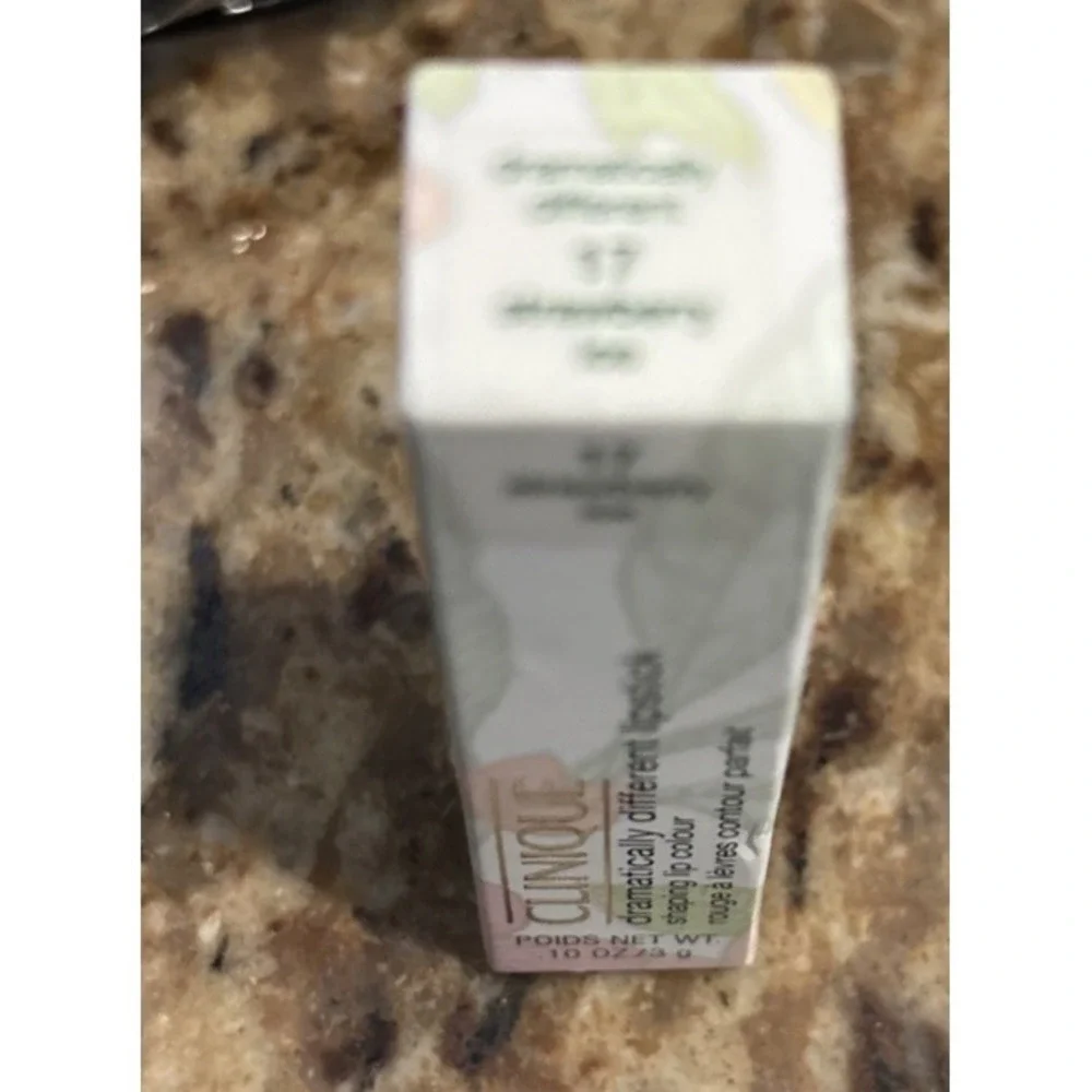 CLINIQUE Dramatically Different Lipstick in 17 Strawberry Ice‎ .10 oz 3 g